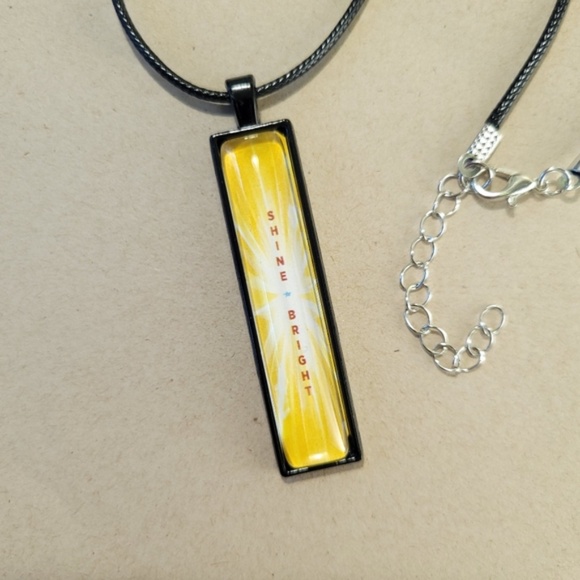 SHINE BRIGHT Vertical Pendant Necklace - Picture 4 of 8
